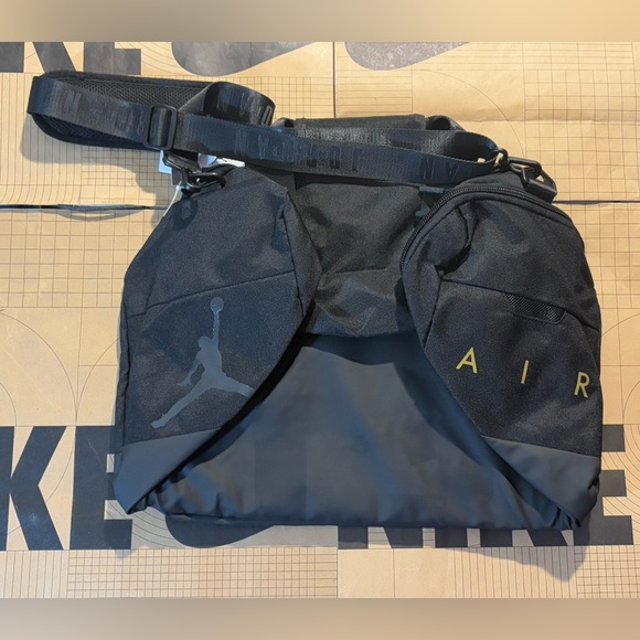 Air Jordan Men’s Elite Training Duffle Duffel Bag Gym Travel Bag SM0920-K5X - Picture 8 of 9